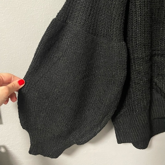 NWT Miracle sweater on/off shoulder with ballon sleeves in black. Size M/L - Picture 3 of 6